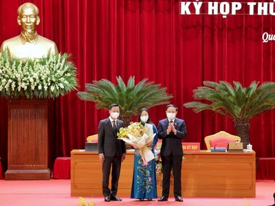 Tân Phó Chủ tịch HĐND tỉnh Quảng Ninh Vi Ngọc Bích nhận hoa chúc mừng từ Thường trực HĐND tỉnh Quảng Ninh.