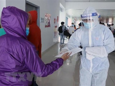 Hướng dẫn hành khách tại Cảng Hàng không Cát Bi. (Ảnh: Hoàng Ngọc/TTXVN).