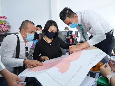 Nhân viên Uniland tư vấn cho khách hàng tìm hiểu thông tin quy hoạch mạng lưới giao thông và khu công nghiệp dọc theo cao tốc TPHCM – Thủ Dầu Một – Phú Giáo – Đồng Phú – Đồng Xoài.