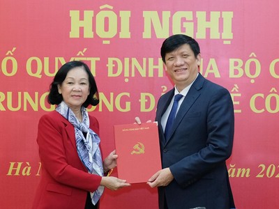 Trưởng Ban Tổ chức Trung ương Trương Thị Mai trao quyết định cho ông Nguyễn Thanh Long.