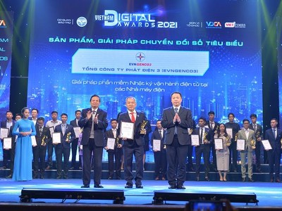 Đại diện EVNGENCO3 nhận giải thưởng tại Lễ trao giải Vietnam Digital Awards 2021.