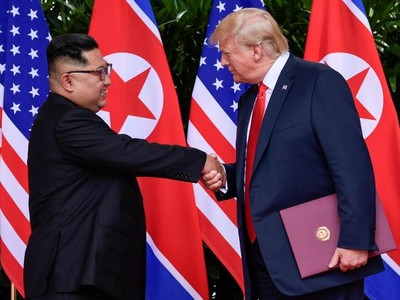 Nhà lãnh đạo Triều Tiên Kim Jong-un và cựu Tổng thống Mỹ Donald Trump họp thượng đỉnh tại Singapore vào tháng 6/2018 (Ảnh: Reuters).