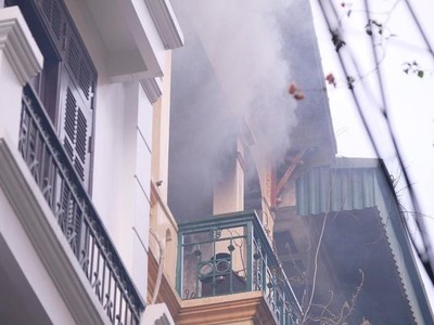Ngôi nhà 4 tầng trong ngõ 126 Khuất Duy Tiến - nơi xảy ra vụ hỏa hoạn (Ảnh: Nguyễn Sơn).