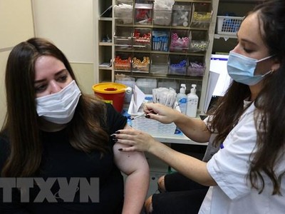 Nhân viên y tế Israel tiêm mũi vaccine tăng cường phòng COVID-19 của Pfizer cho người dân tại Jerusalem ngày 20/8/2021. (Ảnh: AFP/TTXVN).