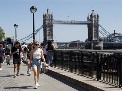 Người dân đi bộ dọc bờ sông Thames ở London, Anh ngày 1/6/2021. (Ảnh: THX/TTXVN).