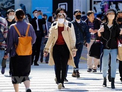 Người dân đeo khẩu trang phòng dịch COVID-19 tại Tokyo, Nhật Bản ngày 18/4/2021. (Ảnh: AFP/TTXVN).
