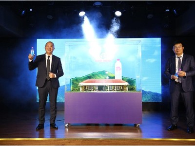 Ông Nguyễn Văn Sang, Chủ tịch HĐQT FIT Group và ông Nguyễn Nhật Hoàng, Tổng giám đốc Vikoda vén màn mô hình bộ nhận diện thương hiệu mới.