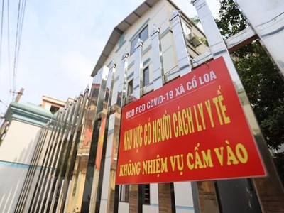 Mỗi trường F1 được cách ly tại nhà, Ủy ban Nhân dân xã Cổ Loa treo biển thông báo để người dân biết và giám sát. (Ảnh: Mạnh Khánh-TTXVN)