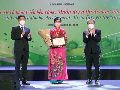 Bà Lưu Thị Thu Hằng, Giám đốc Cấp cao Thương hiệu và Marketing Dai-ichi Life Việt Nam nhận giải "Doanh nghiệp vì cộng đồng - Saigon Times CSR 2021".