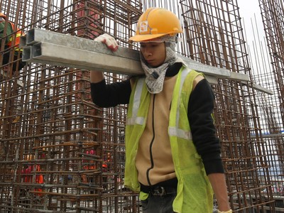 Giá vật liệu xây dựng tăng cao ảnh hưởng đến hiệu quả hoạt động của doanh nghiệp xây lắp.