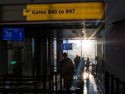 Hành khách tại sân bay quốc tế Newark Liberty ở thành phố Newark, bang New Jersey, Mỹ ngày 24/11 - Ảnh: REUTERS.