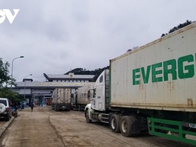 Khu vực lối mở Nà Đoỏng, cửa khẩu Trà Lĩnh (thị trấn Trà Lĩnh, huyện Trùng Khánh, Cao Bằng) vẫn có nhiều phương tiện ùn ứ.