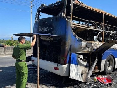 Công an khám nghiệm hiện trường vụ xe khách giường nằm bị thiêu rụi sáng 26/12. (Nguồn: thanhnien.vn).