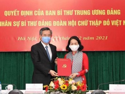 Trao quyết định của Ban Bí thư Trung ương Đảng cho bà Bùi Thị Hòa.