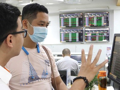 Chứng khoán đang trở thành kênh đầu tư được nhiều người Việt quan tâm.