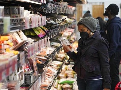 Người dân mua sắm tại một cửa hàng ở New York, Mỹ ngày 14/11/2021. (Ảnh: THX/TTXVN).