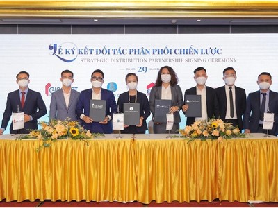 Đại diện các đơn vị ký kết trở thành nhà phân phối chiến lược của dự án Cam Ranh Bay Hotels & Resorts.