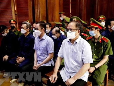 Các bị cáo tại phiên tòa ngày 4/1/2022. (Ảnh: Thành Chung/TTXVN).