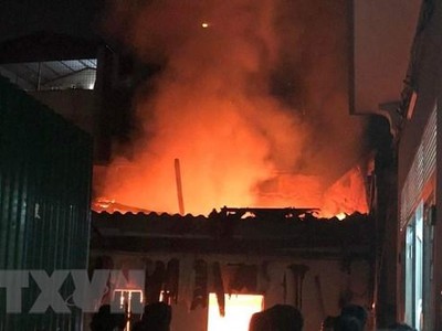 Hiện trường đám cháy lớn bùng phát khiến người dân xung quanh hoảng sợ. (Ảnh: TTXVN phát).