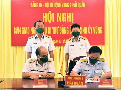 Chuẩn đô đóc Đỗ Văn Yên và Đại tá Vũ Anh (bên phải) Tuấn ký biên bản bản giao chức trách, nhiệm vụ Bí thư Đảng ủy, Chỉnh ủy Vùng 2 Hải quân.