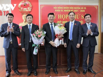 Ông Nguyễn Việt Dũng (giữa) được bầu giữ chức Chủ tịch UBND huyện Cô Tô (Ảnh: Thu Báu).