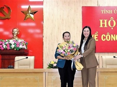 Bà Bùi Thị Quỳnh Vân, Bí thư Tỉnh ủy Quảng Ngãi (phải) trao hoa chúc mừng bà Đinh Thị Hồng Minh vừa được bầu làm Phó Bí thư Tỉnh ủy Quảng Ngãi.