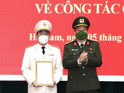 Đại tá Nguyễn Quốc Hùng, Giám đốc Công an tỉnh Hà Nam trao quyết định và chúc mừng tân Phó Giám đốc Công an tỉnh Hà Nam Đỗ Hoài Nam.