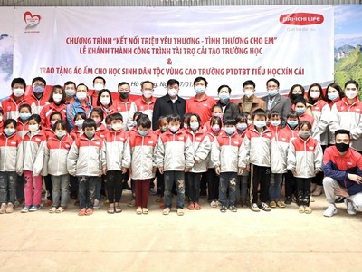 Đoàn đại diện Dai-ichi Life Việt Nam cùng các thầy cô và các em học sinh trong buổi lễ Khánh thành Công trình cải tạo trường PTDTNT Tiểu học Xín Cái, Hà Giang.