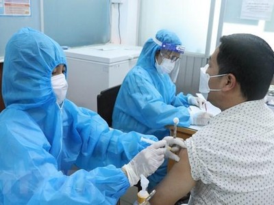 Tiêm vaccine ngừa COVID-19. (Nguồn: TTXVN),