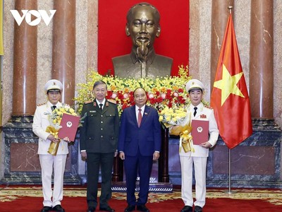 Chủ tịch nước Nguyễn Xuân Phúc và Bộ trưởng Bộ Công an Tô Lâm chúc mừng hai đồng chí được thăng cấp quân hàm.