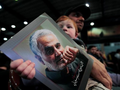 Người dân Iran tưởng niệm tướng Qassem Soleimani - Ảnh: REUTERS.
