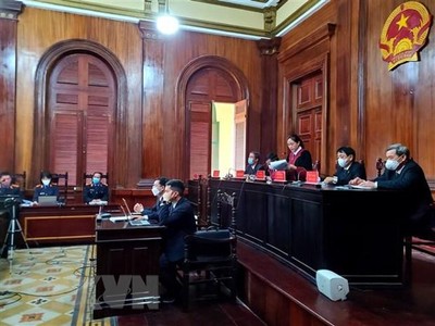 Các bị cáo Tất Thành Cang (bên phải) và Tề Trí Dũng nghe tuyên đọc bản án. (Ảnh: Thành Chung/TTXVN).