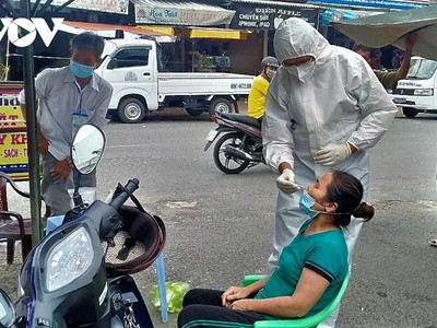 Lực lượng chuyên môn Cà Mau xét nghiệm sàng lọc.