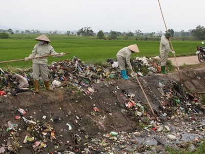 Nhiều đoạn kênh thủy lợi bị biến thành bãi rác. (Ảnh minh họa; nguồn: Báo Vĩnh Phúc).