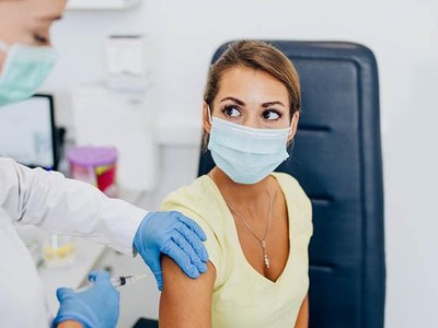 Vaccine là công cụ hiệu quả nhằm kiểm soát đại dịch Covid-19 (Ảnh: Getty).