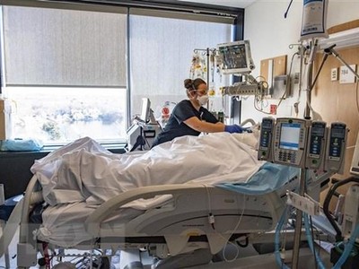 Điều trị cho bệnh nhân nhiễm COVID-19 tại Worcester, Massachusetts, Mỹ. (Ảnh: AFP/TTXVN).