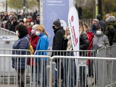 Người dân xếp hàng chờ tiêm vaccine phòng COVID-19 tại Vienna, Áo. (Ảnh: AFP/TTXVN).