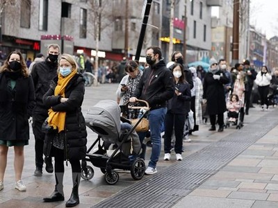 Người dân xếp hàng chờ lấy mẫu xét nghiệm COVID-19 tại London, Anh ngày 18/12/2021. (Ảnh: AFP/TTXVN).