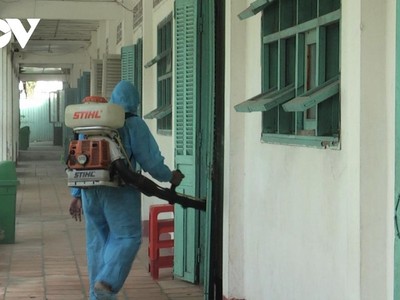 Trường học trong tỉnh chuẩn bị vệ sinh, sát khuẩn trường lớp để đón học sinh quay trở lại trường học tập.