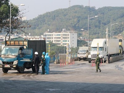 Khử khuẩn phòng chống dịch ở cửa khẩu quốc tế đường bộ số 2 kim Thành (Lào Cai).