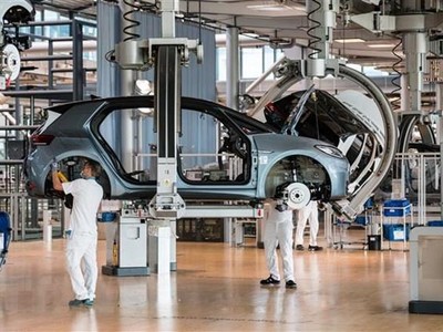 Công nhân làm việc trên dây chuyền sản xuất xe điện ID 3 của Tập đoàn sản xuất xe hơi Đức Volkswagen (VW) ở Dresden, miền Đông Đức. (Ảnh: AFP/TTXVN).