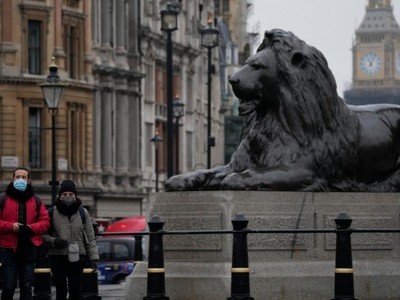 Người dân đeo khẩu trang để ngừa Covid-19 ở London, Anh. Ảnh: AP.