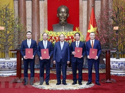 Chủ tịch nước Nguyễn Xuân Phúc trao Quyết định bổ nhiệm cho các Thứ trưởng Ngoại giao. (Ảnh: Thống Nhất/TTXVN).