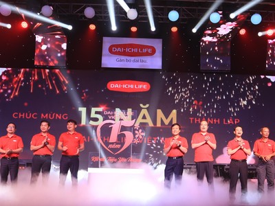 Ban Lãnh đạo Cấp cao Dai-ichi Life Việt Nam chào mừng 15 năm thành lập công ty.