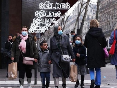 Người dân đeo khẩu trang phòng dịch COVID-19 tại Paris, Pháp. (Ảnh: THX/TTXVN).