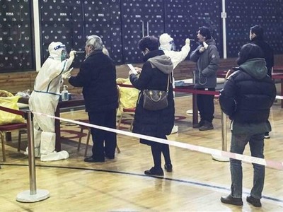 Người dân lấy mẫu xét nghiệm COVID-19 tại thủ đô Bắc Kinh, Trung Quốc. (Ảnh: THX/TTXVN).