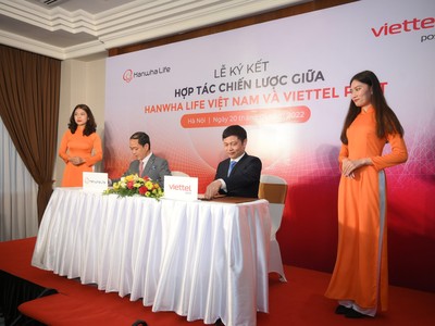 Ông Đào Duy Ninh, Phó Tổng giám đốc Phát triển Chiến lược và Kênh phân phối của Hanwha Life Việt Nam (bên trái) và ông Nguyễn Thành Nhương – Phó Tổng Giám đốc Viettel Post (bên phải) ký kết thỏa thuận hợp tác.