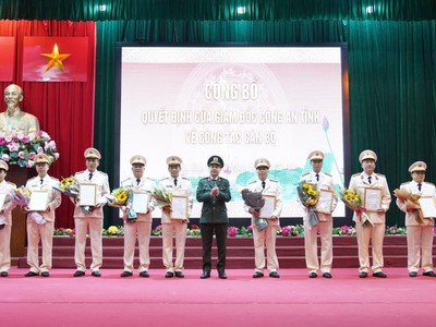 Đại tá Lê Xuân Minh, Giám đốc Công an tỉnh trao Quyết định điều động của Bộ trưởng Bộ Công an cho các cá nhân.