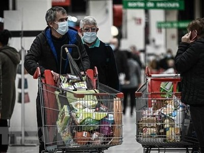 Người dân châu Âu mua sắm tại một siêu thị. (Ảnh: AFP/TTXVN).