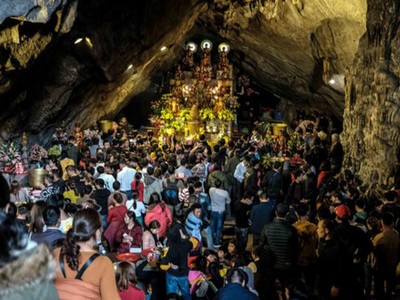 Hàng ngàn người đi vào động Hương Tích, chùa Hương (Mỹ Đức, Hà Nội) để hành lễ các năm trước - Ảnh: MAI THƯƠNG.